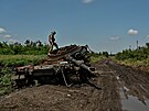 Trosky ruského tanku u nedávno osvobozené obce Novodarivka v Záporoské oblasti...