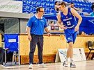 eský basketbalista Michal Kozák naslouchá pokynm koue Diega Ocampa.