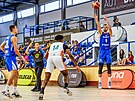 eský basketbalista Viktor Plpán stílí na ko Pobeí slonoviny.