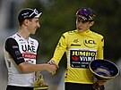Vítz Tour de France Jonas Vingegaard (vpravo) a jeho nejvtí sok Tadej...