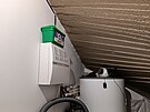 Malá technický místnost s bojlerem na teplou uitkovou vodu.