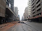 Podzemní exploze v Johannesburgu roztrhala ulici a pevracela auta. (19....