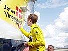Vítz Tour de France Jonas Vingegaard podepisuje letoun, který ho dopravil do...