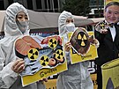 Jihokorejtí ekologití aktivisté bhem protestu proti rozhodnutí Japonska...