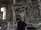 Lidé uklízejí v chrámu Promnní Pán v ukrajinské Odse poté, co ho zásahy...