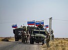 Vojáci ruského konvoje a jejich amerití kolegové se míjí na cest poblí...