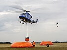 Dynamick� uk�zka vrtuln�ku Black Hawk a hasi�sk� z�chrann� techniky vyu��van�...