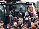 Zemdlci v Polsku protestovali proti dovozu ukrajinského obilí. (12. dubna...