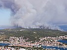 Na chorvatském ostrov iovo propukl rozsáhlý poár. (27. ervence 2023)
