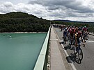 Peloton v 19. etap� Tour de France p�ekonává v poho�í Jura i most Pont de la...
