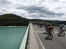 Peloton v 19. etap� Tour de France p�ekonává v poho�í Jura i most Pont de la...