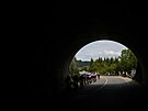 Peloton b�hem 19. etapy Tour de France projí�dí i tunelem.
