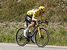Dr�itel �lutého trikotu pro lídra závodu Jonas Vingegaard (Jumbo Visma) b�hem...
