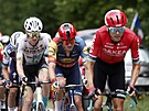 Zleva cyklisté Jack Haig (Bahrain Victorious), Mads Pedersen (Trek) a Warren...