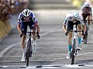 Souboj na cílové pásce v 19. etap Tour de France mezi zleva Kasperem Asgreenem...