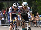 Slovinský cyklista Matej Mohori se bezprostedn po dojezdu 19. etapy Tour de...