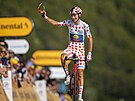 Italský cyklista Giulio Ciccone (Trek) zdraví fanouky v cíli dvacáté etapy...