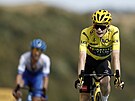 Lídr celkové klasifikace Tour de France, Jonas Vingegaard, dojídí do cíle...
