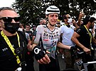 Dojatý slovinský cyklista Matej Mohori po vítzství v 19. etap Tour de France