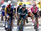Belgický cyklista Jasper Philipsen (Alpecin) dojí�dí do cíle 19. etapy Tour de...