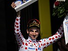 Italský cyklista Giulio Ciccone (Trek) na pódiu s puntíkatým trikotem po...
