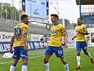 Teplický záloník Daniel Truba (20) slaví svj gól z penalty se spoluhrái,...