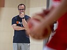Diego Ocampo se zamýlí pi tréninku basketbalové reprezentace v Podbradech.