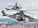 Bitevn� vrtuln�k AH-1Z Viper, v pozad� UH-1Y Venom. Viper je nejmodern�j��m...