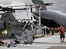 Vykládka první dvojice bitevních vrtulník AH-1Z Viper na základn v Námti.