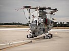 Vykládka první dvojice bitevních vrtulník AH-1Z Viper na základn v Námti.