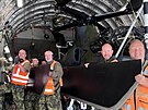 Vykládka první dvojice bitevních vrtulník AH-1Z Viper na základn v Námti....