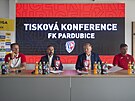 Tisková konference fotbalového klubu FK Pardubice. Zleva trenér Radoslav Ková,...