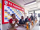 Tisková konference fotbalového klubu FK Pardubice, Zleva trenér Radoslav Ková,...