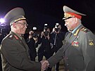Ruský ministr obrany Sergej ojgu (vpravo) ve stedu picestoval do Severní...