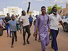 Píznivci nigerského prezidenta Mohameda Bazouma demonstrují na jeho podporu v...