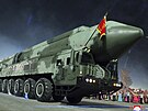Mezikontinentální balistická raketa Hwasong-17 bhem vojenské pehlídky na...