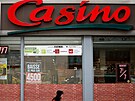 Logo potravináského etzce Casino na supermarketu ve francouzském Nantes (2....
