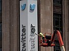 Pracovník demontuje nápis Twitter v budov sídla spolenosti v San Francisku....