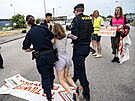 védská aktivistka Greta Thunbergová spolu s dalími demonstranty zablokovala...
