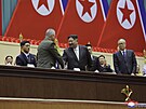 Severokorejský vdce Kim ong-un a ruský ministr obrany Sergej ojgu si...
