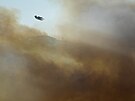 Stovky hasi a více ne desítka letadel bojují s lesním poárem v Alcabideche...