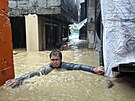 Mu pekonává po krk hluboké záplavy ve své vesnici zpsobené tajfunem Doksuri...