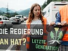 Ekologití aktivisté z uskupení Letzte Generation (Poslední generace)...