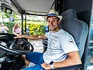 Olympijský vítz Jií Prskavec za volantem festivalového autobusu.