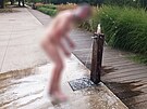 Nah mu se sprchoval uprosted nejvtho parku v Pardubicch.