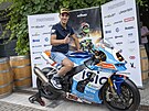 Závodník Oliver König zapózoval u své motorky ped tiskovou konferencí týmu...