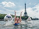 Plavkyn v ece Sein naproti ikonické Eiffelov vi (17. ervna 2023)