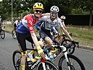 Jezdci bhem závrené etapy Tour de France radostn pózují do objektiv.