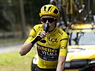 Jonas Vingegaard si pipíjí ampaským bhem závrené etapy Tour de France.