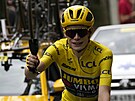astný Jonas Vingegaard si uívá závrenou etapu Tour de France.